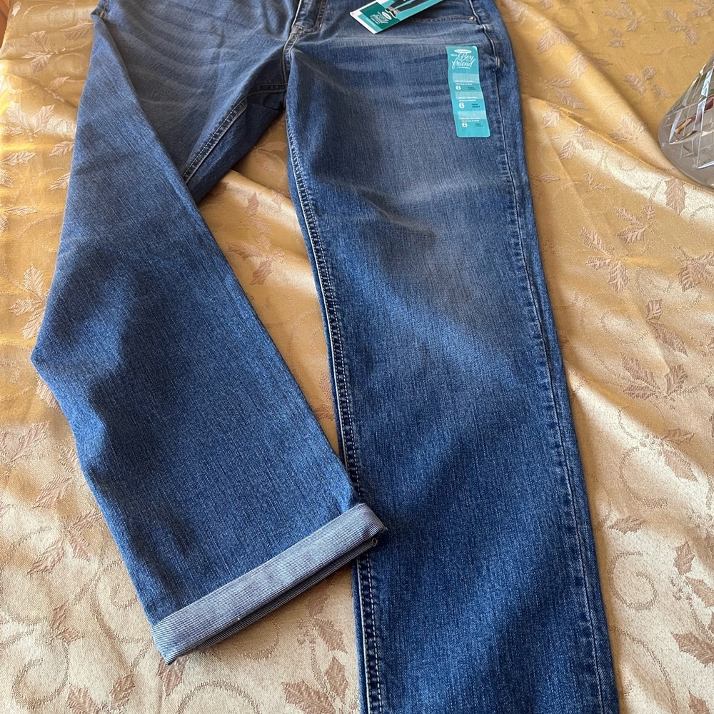 NWT Old Navy cuffed boyfriend jeans. Size 6